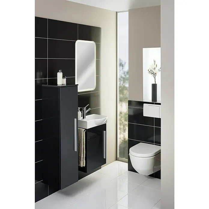 Camargue Stella K welcome Einbauwaschbecken - 45,5 x 32 cm, Rechts, Keramik, Weiß - Das Bild zeigt ein modernes Badezimmer mit einem eleganten, schwarzen Waschtischunterschrank und einer wandhängenden Toilette. Die weißen Fliesen sorgen für einen schönen Kontrast.