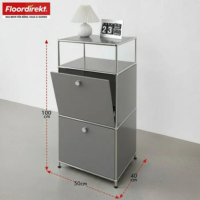 Floordirekt Metallregal Concept Epure MK-120 - 50 x 40 x 100 cm Grau - Anzahl Böden: 4 Stk., Schrauben, Grau - Ein grauer USM Haller Schrank mit zwei Fächern und einer Tischlampe darauf, Maße sind eingezeichnet.
