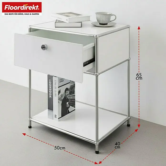 Floordirekt Metallregal Concept Epure MK-139 - 50 x 40 x 65 cm Weiß - H x B x T: 65 x 50 x 40 cm, Anzahl Böden: 3 Stk., Schrauben, Weiß - Das Bild zeigt einen weißen Nachttisch mit einer Schublade, Büchern und einer Tasse, mit den Maßen 65 cm Höhe, 50 cm Breite und 40 cm Tiefe.