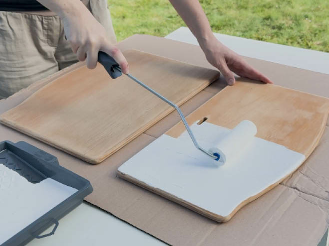 Der alte Hochstuhl wird mit der BONDEX Isolier- & Allgrund Farbe angestrichen
