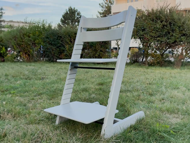Der fertige Hochstuhl steht im Garten zum Trocknen