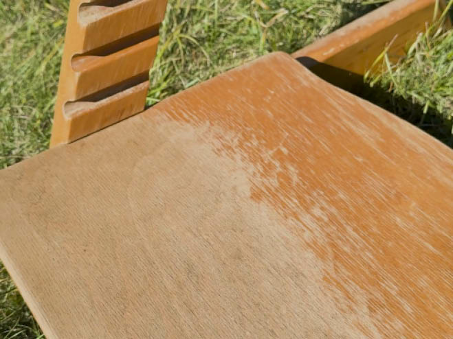 Alter Hochstuhl mit sichtbaren Oberflächenfehlern