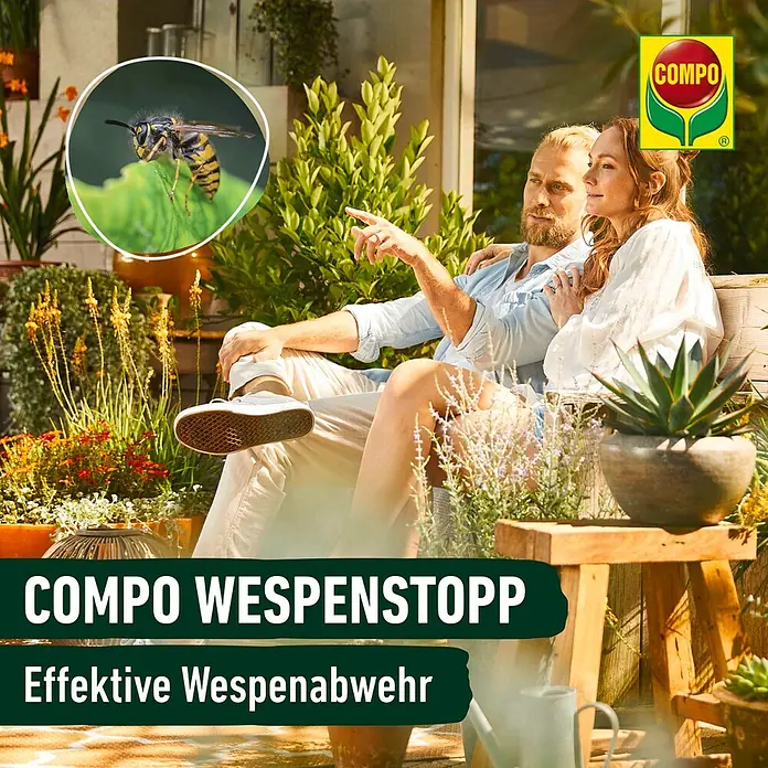 Compo Wespen-Spray WespenStopp - 500 ml - COMPO Wespenstopp: Das Bild zeigt ein entspanntes Paar im Garten, umgeben von Pflanzen, mit dem COMPO Logo und dem Hinweis auf effektive Wespenabwehr.