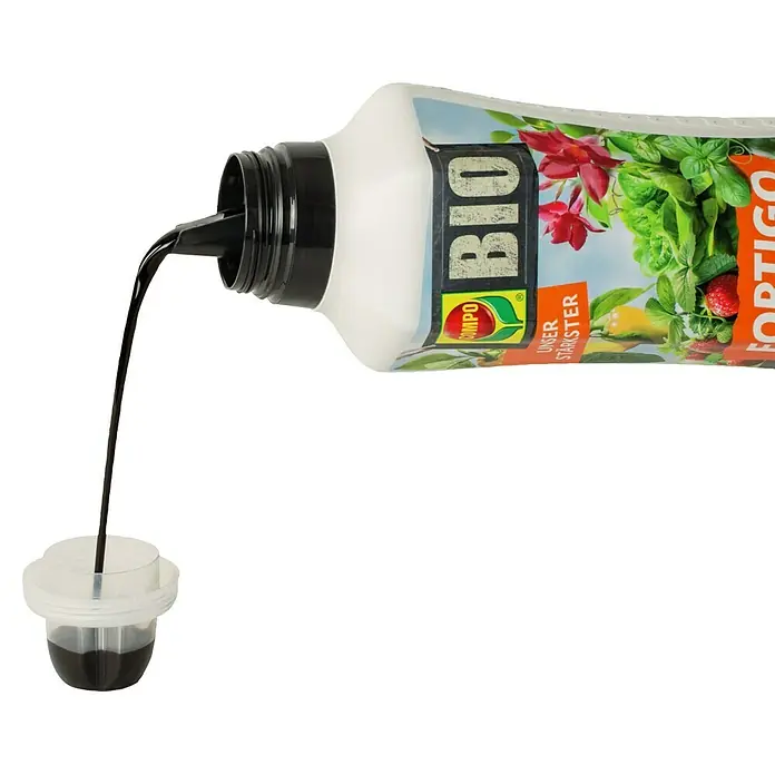 Compo Universaldünger Fortigo - 1 ml - Eine Flasche Compo Bio Flüssigdünger wird in einen Messbecher gegossen. Der Flüssigdünger ist für gesundes Pflanzenwachstum gedacht.