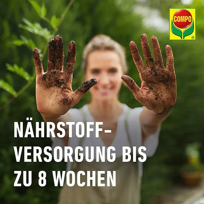 Compo Sana Zimmerpflanzenerde - 60 l - Frau zeigt ihre schmutzigen Hände nach der Gartenarbeit, im Hintergrund der Compo Logo. Nährstoffversorgung bis zu 8 Wochen.