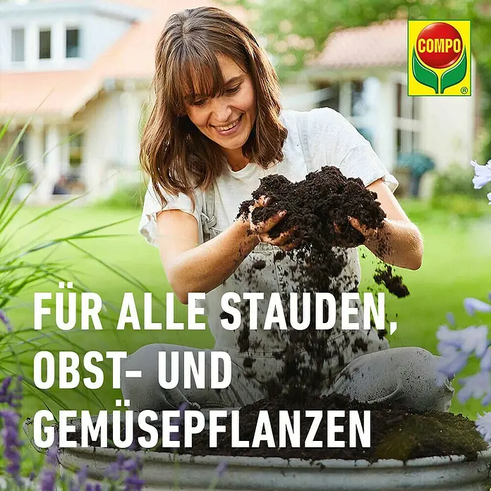 Compo Sana Zimmerpflanzenerde - 60 l - Frau hält Compo-Erde in den Händen. Ideal für Stauden, Obst- und Gemüsepflanzen, für üppiges Wachstum und reiche Ernte.