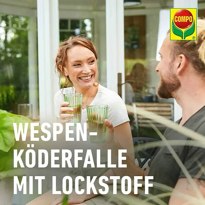Compo Wespenfalle N - 10 x 10 x 17 cm - Eine Frau und ein Mann stoßen mit Getränken an, im Vordergrund der Text "Wespen-Köderfalle mit Lockstoff" und das Compo Logo.