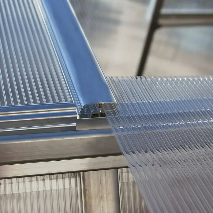 Palram – Canopia Invernadero Hybrid - Medidas ext. (An x Pr): 185 x 248 cm, Plateado, Área: 4,6 m² - Vista detallada de una lámina de policarbonato insertada en un perfil de aluminio, ideal para cubiertas.