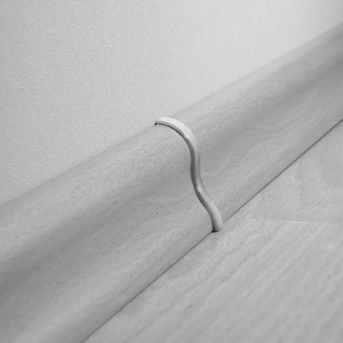 LOGOCLIC Übergangskappe K40 - Chrom matt, 2 Stk., Geeignet für: Sockelleiste K40 - Detailaufnahme einer weißen Fußleiste mit Kabelkanal, ideal für eine saubere Kabelführung im Haus.