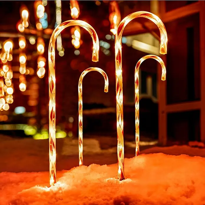 Tween Light LED-Gartenstecker Zuckerstangen - Innen, Lichtfarbe: Rot, Anzahl Leuchtmittel: 36 Stk., Batteriebetrieben - Weihnachtsdekoration mit beleuchteten Zuckerstangen im Schnee, die eine festliche und warme Atmosphäre im Garten oder Hof schafft.