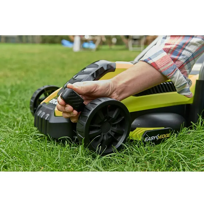 Ryobi Elektro-Rasenmäher RLM13E33S - 1.300 W, Schnittbreite: 33 cm - Nahaufnahme eines gelb-schwarzen Rasenmähers, bei dem eine Person den Griff hält.