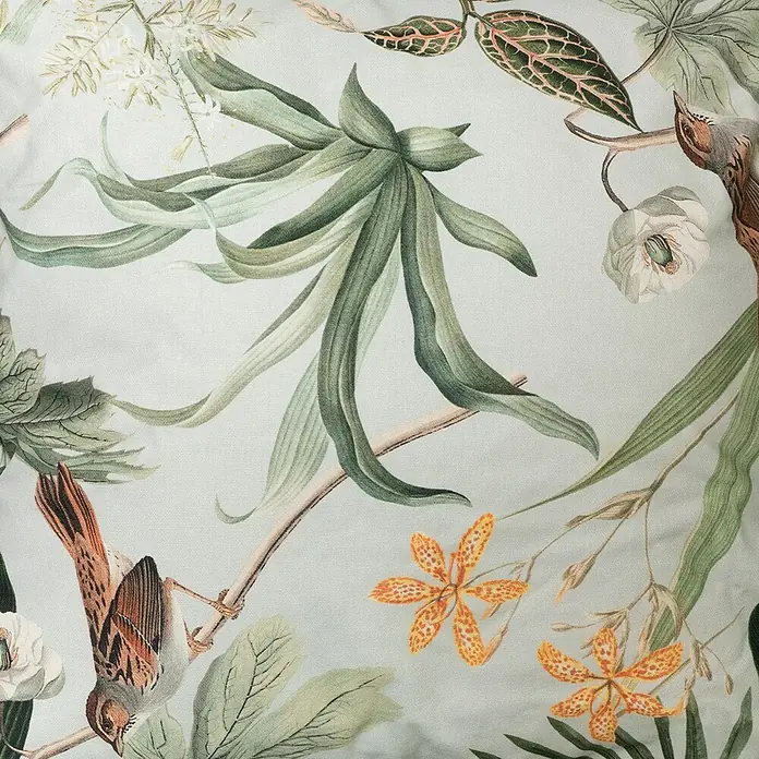 Madison Outdoor-Kissen - 50 x 50 cm, Grasse Green, Baumwoll-Polyester-Mischgewebe - Nahaufnahme eines Stoffes mit Vogel- und Pflanzenmuster in sanften Farben. Perfekt für Kissen oder Vorhänge.