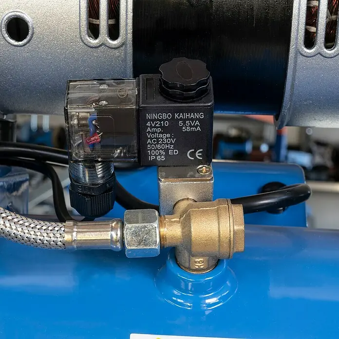 Güde Flüsterkompressor Airpower 150/8/24 Silent - Max. Druck: 8 bar, 24 l, Schmierung: Ohne - Nahaufnahme eines NINGBO KAIHANG 4V210 Magnetventils an einem blauen Gerät mit detaillierten Spezifikationen und CE-Kennzeichnung.