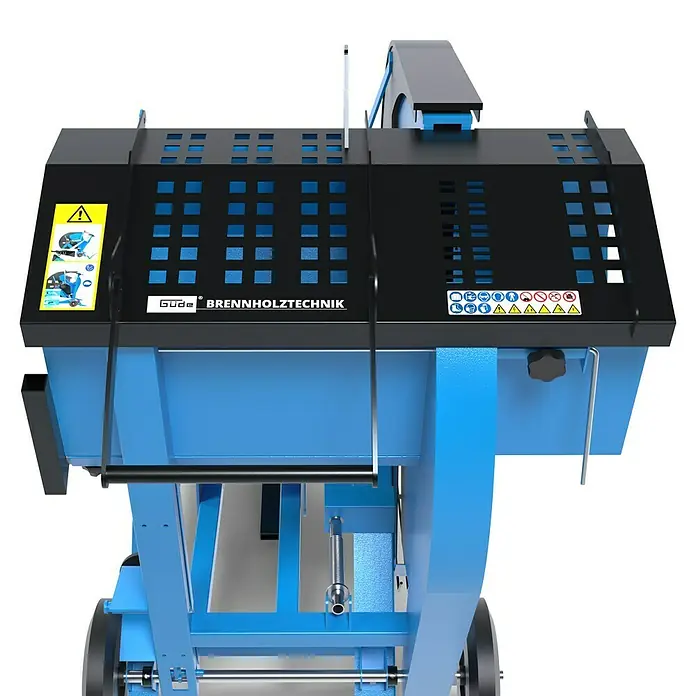 Güde Wippkreissäge BWS 700 - Durchmesser Sägeblatt: 700 mm, Bohrung Sägeblatt: 30 mm - Nahaufnahme eines blauen GÜDE Brennholztechnik Holzspalters mit schwarzer Abdeckung und Sicherheitsaufklebern.