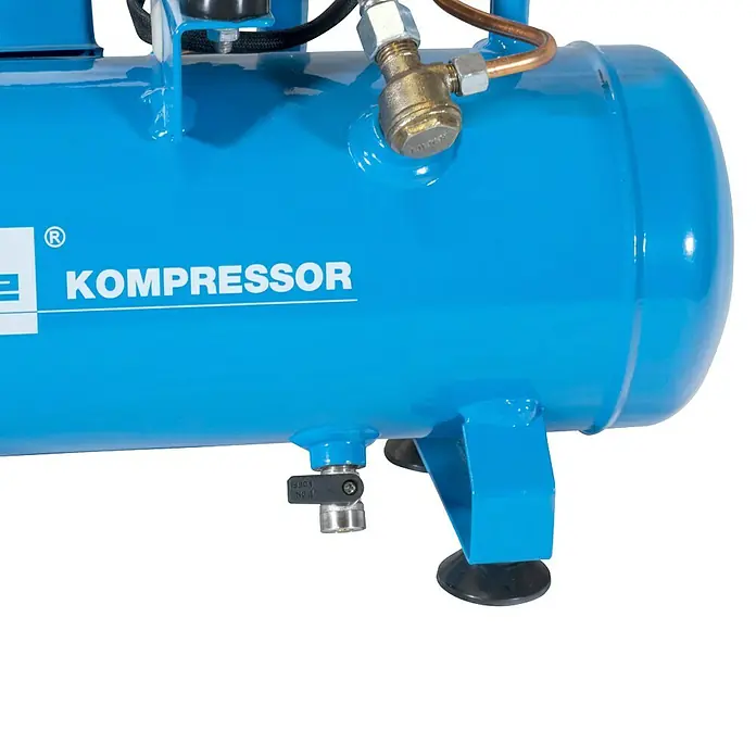 Güde Flüsterkompressor Airpower 105/8/6 Silent - Max. Druck: 8 bar, 6 l, Schmierung: Ohne - Nahaufnahme eines blauen Kompressors mit Armaturen und dem Schriftzug "KOMPRESSOR" auf der Seite.