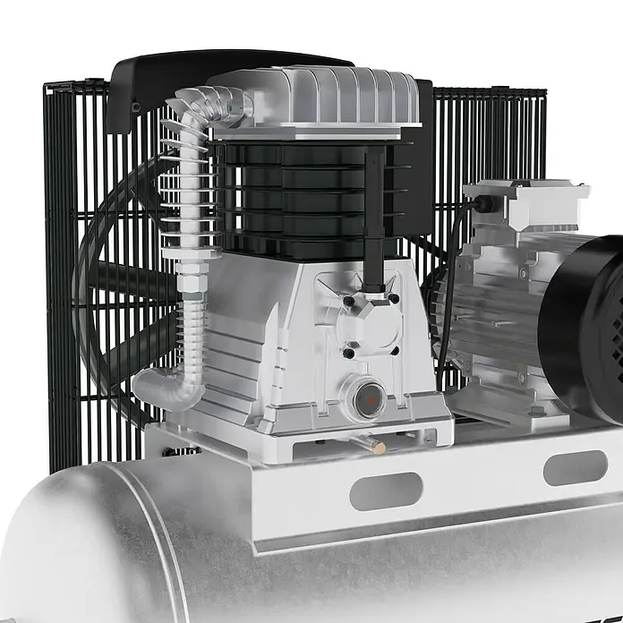 Güde Kompressor 600/10/100 VZ-PRO - 4.000 W, Max. Druck: 10 bar, 100 l, Schmierung: Ölgeschmiert - Nahaufnahme eines silbernen Luftkompressors mit schwarzem Lüfterrad und Schutzgitter.