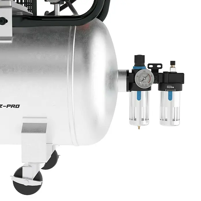 Güde Kompressor 600/10/100 VZ-PRO - 4.000 W, Max. Druck: 10 bar, 100 l, Schmierung: Ölgeschmiert - Nahaufnahme eines silbernen Luftkompressors mit Druckregler und Filter.