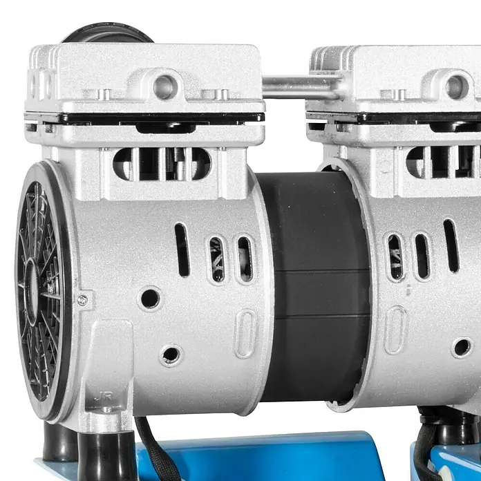 Güde Flüsterkompressor Airpower 105/8/6 Silent - Max. Druck: 8 bar, 6 l, Schmierung: Ohne - Nahaufnahme eines Silberfarbenen Kompressors mit einem schwarzen Gummiteil in der Mitte. Optimal für den Heimwerkerbedarf.