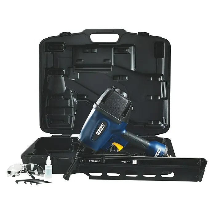 Rapid Druckluft-Streifennagler Rapid PRO PFN3490 - Betriebsdruck: 5 bar - 8 bar, Geeignet für: Streifennägel 50 - 90 mm - Abgebildet ist ein Rapid PFN3490 Druckluftnagler im Koffer mit Zubehör wie Schutzbrille, Öl und Werkzeug für Wartungsarbeiten.
