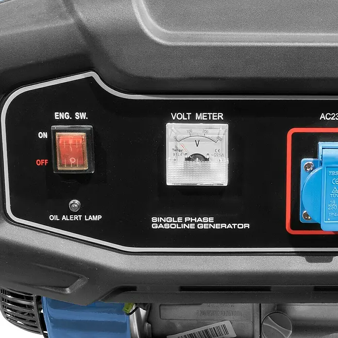 Güde Stromerzeuger GSE 2701 - 2,2 kW, Tankvolumen: 15 l, Verbrauch: 1,25 l/h - Detailansicht eines Einphasen-Benzingenerators mit Voltmeter, Ölwarnlampe und Ein/Aus-Schalter für den Motor.