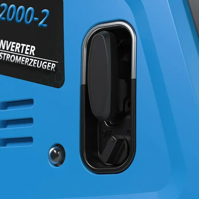 Güde Stromerzeuger 2000-2 - 2 kW, Tankvolumen: 4,1 l, Verbrauch: 0,91 l/h - Detailaufnahme eines blauen Stromerzeugers mit Schalter und Steckdosenabdeckung, die Funktionalität und Design vereint.