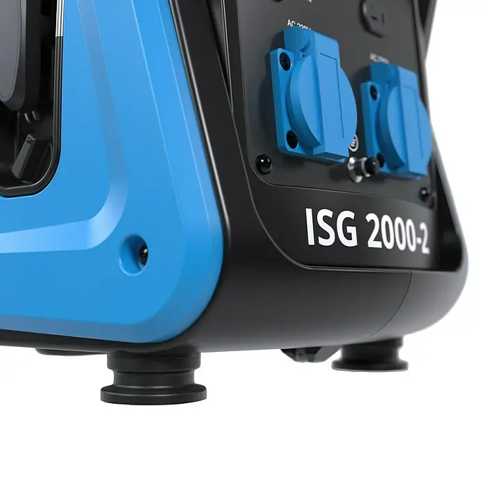 Güde Stromerzeuger 2000-2 - 2 kW, Tankvolumen: 4,1 l, Verbrauch: 0,91 l/h - Detailansicht eines ISG 2000-2 Stromerzeugers mit blauen Anschlüssen und schwarzem Gehäuse, ideal für Baustellen und Outdoor-Aktivitäten.