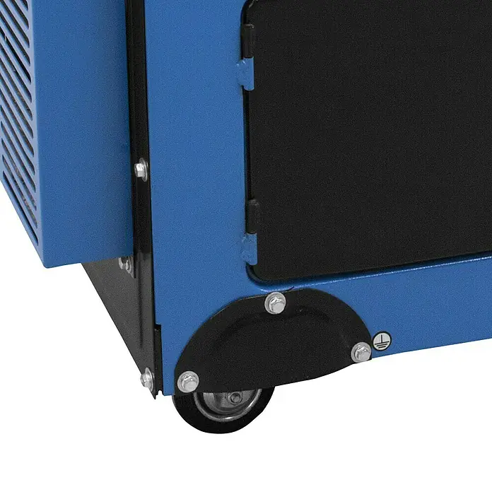 Güde Stromerzeuger GSE 5501 DSG - 5 kW, Tankvolumen: 14,5 l, Verbrauch: 1,5 l/h - Detailansicht eines blauen Geräts mit schwarzem Rad und silbernen Bolzen, das Stabilität und Mobilität gewährleistet.