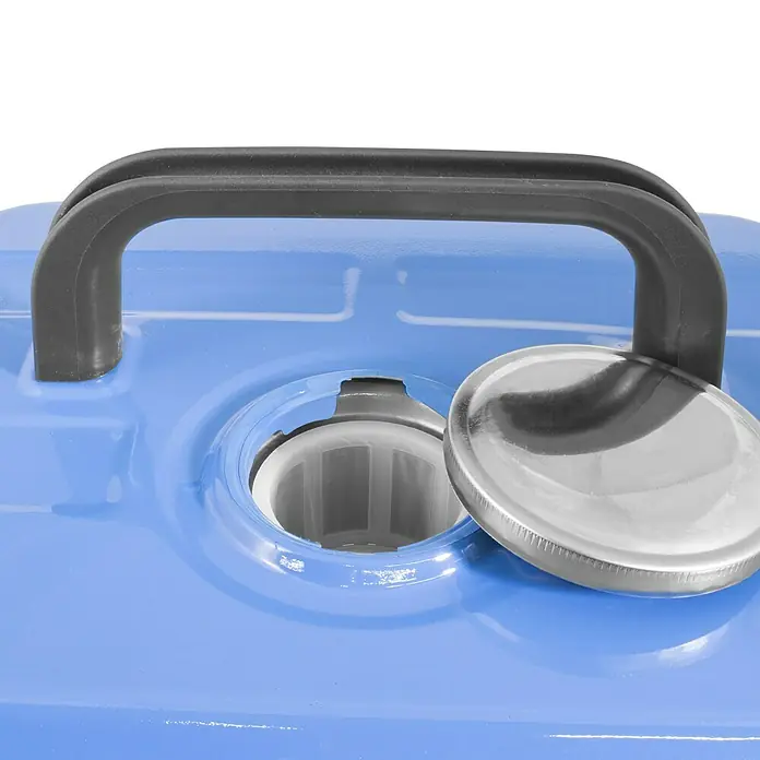 Güde Stromerzeuger GSE 951 - 720 W, Verbrauch: 0,5 l/h, Tankvolumen: 3,8 l - Blauer Kraftstoffkanister mit schwarzem Griff und silbernem Deckel, der den Einfüllstutzen offenbart.