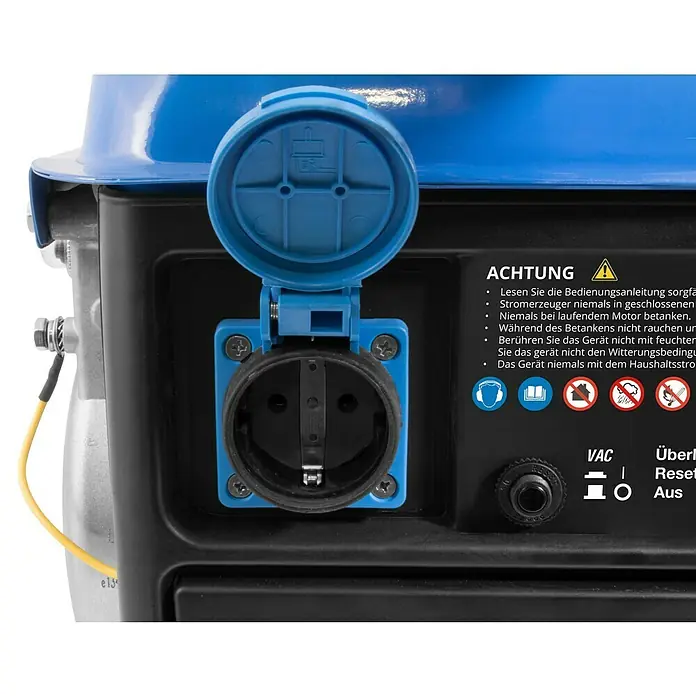 Güde Stromerzeuger GSE 951 - 720 W, Verbrauch: 0,5 l/h, Tankvolumen: 3,8 l - Detailansicht eines Stromerzeugers mit blauem Stecker und Warnhinweisen. Achtungshinweise sind auf Deutsch aufgedruckt.