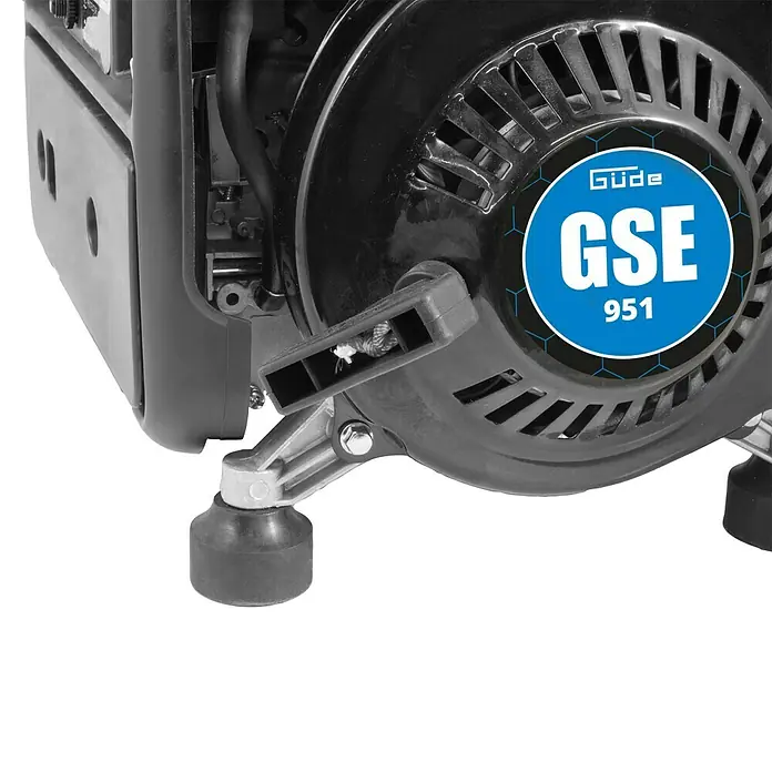 Güde Stromerzeuger GSE 951 - 720 W, Verbrauch: 0,5 l/h, Tankvolumen: 3,8 l - Nahaufnahme eines Güde GSE 951 Stromerzeugers mit schwarzem Gehäuse, blauem Logo und silbernem Zugseil.