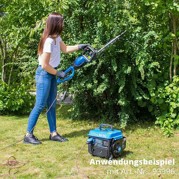 Güde Stromerzeuger GSE 951 - 720 W, Verbrauch: 0,5 l/h, Tankvolumen: 3,8 l - Anwendung mit dem Güde GSE 951 Stromerzeuger. Die Frau schneidet Büsche mit einer elektrischen Heckenschere, die am Stromerzeuger angeschlossen ist.