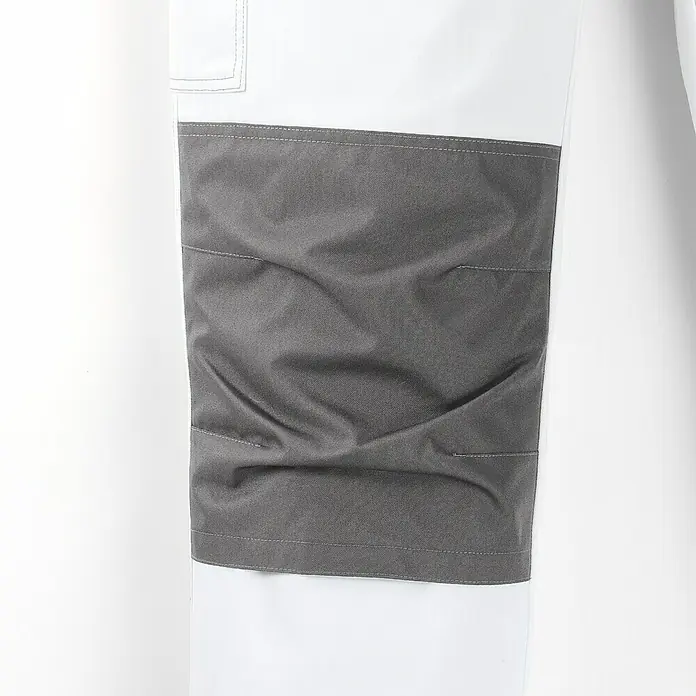 Arbeitshose - Herren, S, Weiß - Nahaufnahme einer Arbeitshose mit einer grauen Tasche auf einem weißen Hintergrund, ideal für den Arbeitsalltag.