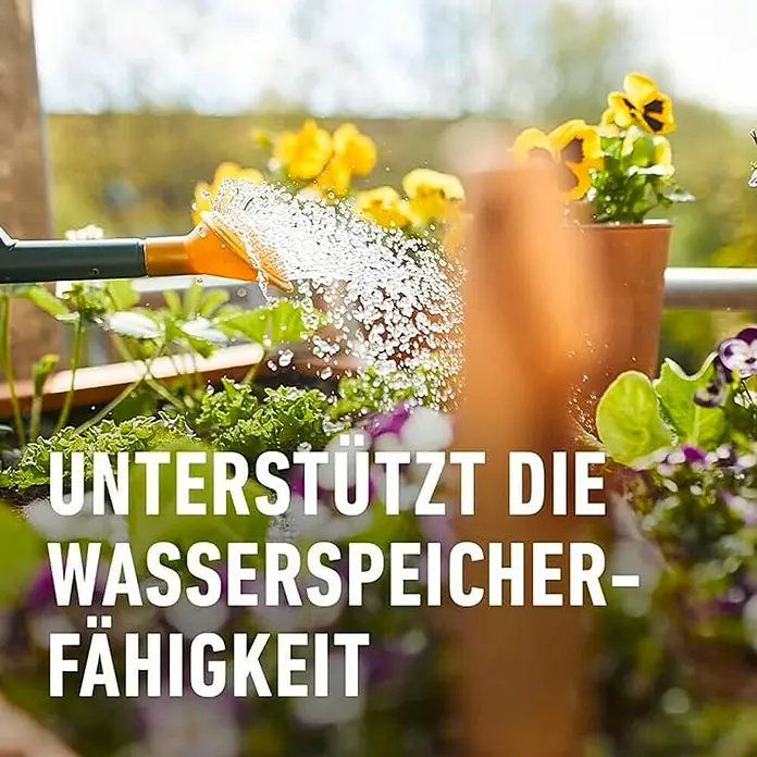 Compo Bio-Schafwolldünger Universal - 2 kg, Gartenpflanzen - Gießkanne bewässert Balkonblumen, was die Wasserspeicherfähigkeit des Bodens unterstützt.