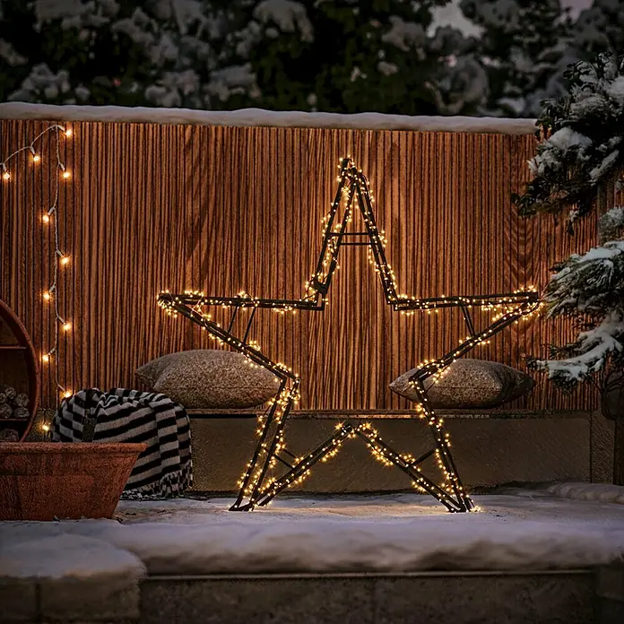 Astigarraga Holzklappbock Standard - Tragkraft: 400 kg, Höhe: 74 cm, Kiefer - Stimmungsvoller Außenbereich mit einem leuchtenden Stern, der eine festliche Atmosphäre schafft. Perfekt für Winterdekorationen und gemütliche Abende.