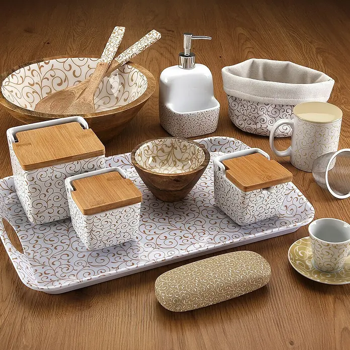 Versa Juego de cestas - Serpentine, Poliéster - Una disposición de accesorios de baño con motivos decorativos en espiral en oro y blanco, sobre un fondo de madera.