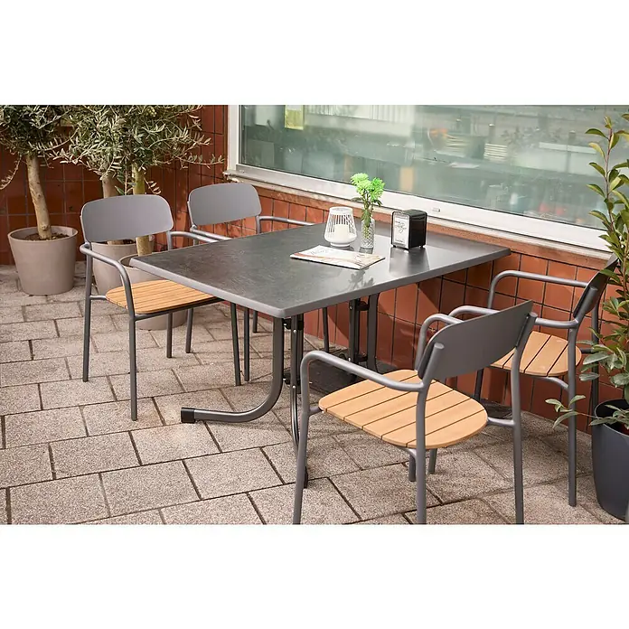 MFG Gartentisch Boulevard - L x B: 132 x 90 cm, Stahl, Mecalit, Schiefer, Klappbar - Gartentisch mit Stühlen auf einer Terrasse. Der Tisch ist grau und die Stühle haben Holzsitze.