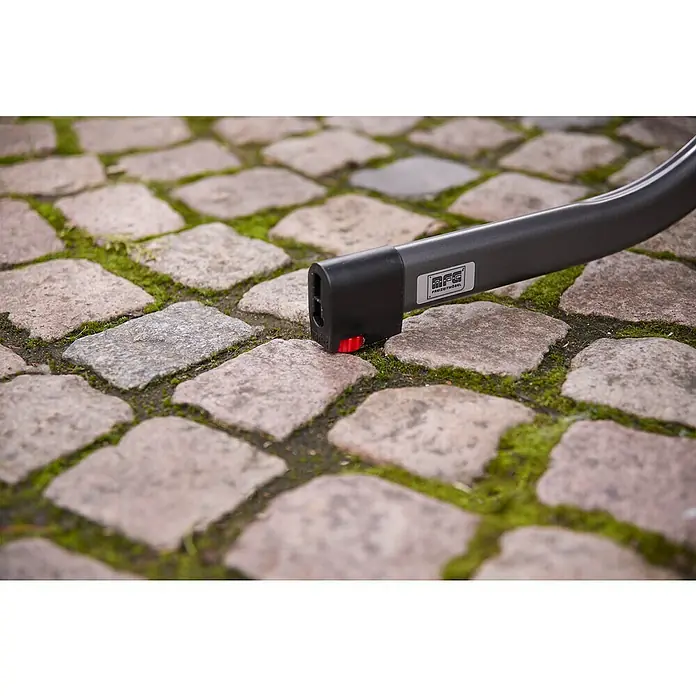 MFG Gartentisch Boulevard - L x B: 132 x 90 cm, Stahl, Mecalit, Schiefer, Klappbar - Detailansicht des Beins eines MFG-Freizeitmöbelstücks auf einem gepflasterten Untergrund mit Moos.