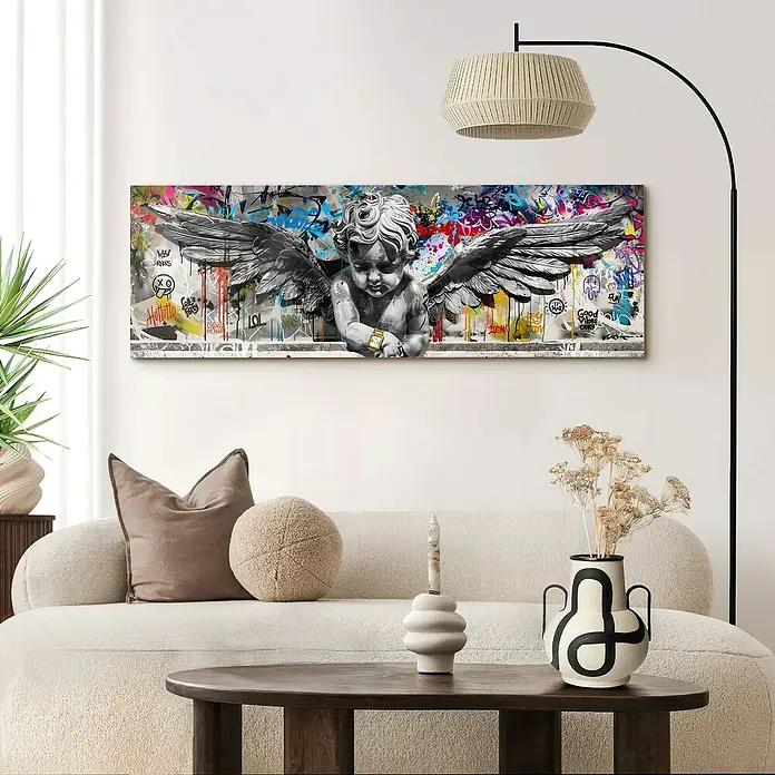 Reinders Glasbild Funky Angel - Funky Angel, B x H: 52 x 156 cm - Wohnzimmer mit stilvollem Leinwandbild eines Engels mit Graffiti-Flügeln über einem modernen Sofa.