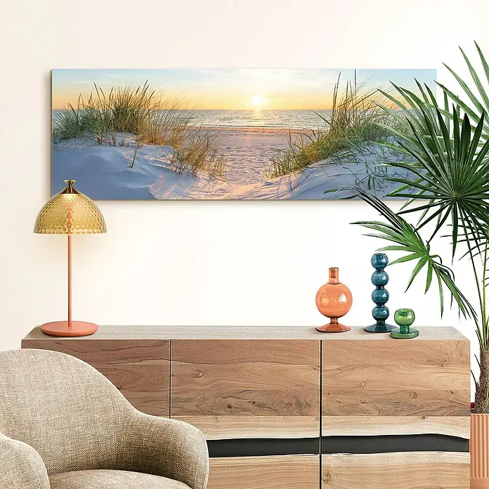 Reinders Glasbild Deco Block - Golden Hour, B x H: 40 x 118 cm - Dekoratives Wandbild mit Strandmotiv über einer Holzkommode mit Lampe und Vasen. Zimmerpflanze rechts im Bild.