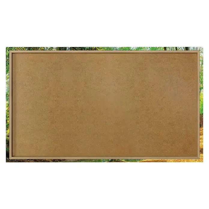 Reinders Glasbild Deco Block - Spring Forest, B x H: 70 x 118 cm - Das Bild zeigt eine braune, rechteckige MDF-Platte mit einem hellen Holzrahmen, die vor einem unscharfen Hintergrund einer Waldlandschaft platziert ist.