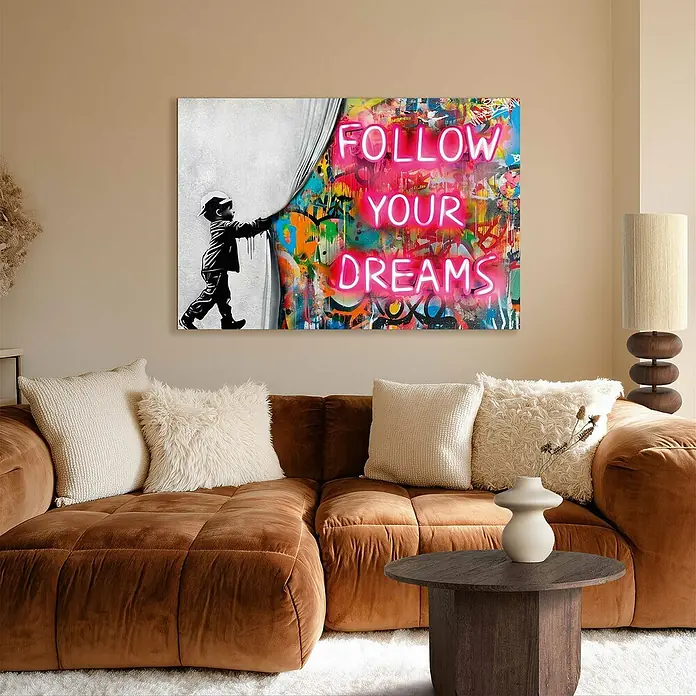 Reinders Glasbild Surprise Wall - Surprise Wall, B x H: 78 x 116 cm - Ein modernes Wohnzimmer mit einem braunen Samtsofa, weißen Kissen und einem auffälligen Wandbild "Follow Your Dreams".