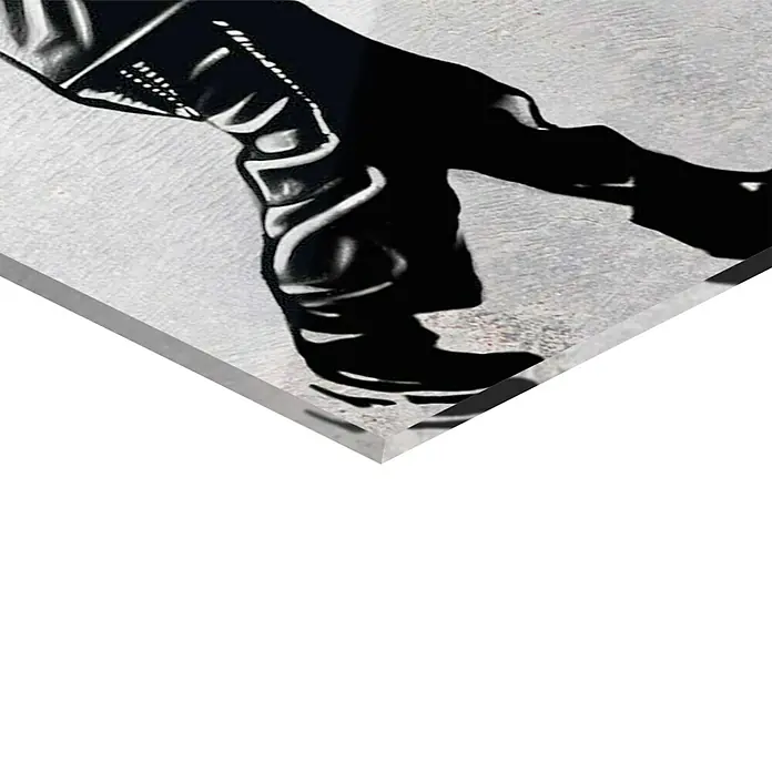 Reinders Glasbild Surprise Wall - Surprise Wall, B x H: 78 x 116 cm - Detailaufnahme eines schwarzen Stiefels mit markanter Sohle und Designelementen, ideal für Mode- oder Outdoor-Enthusiasten.