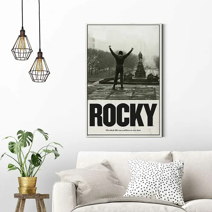 Reinders Glasbild Rocky Balboa - Rocky Balboa, B x H: 60 x 90 cm - Ein stilvolles Wohnzimmer mit einem "Rocky"-Poster über einem weißen Sofa, das eine Hommage an den Filmklassiker darstellt.
