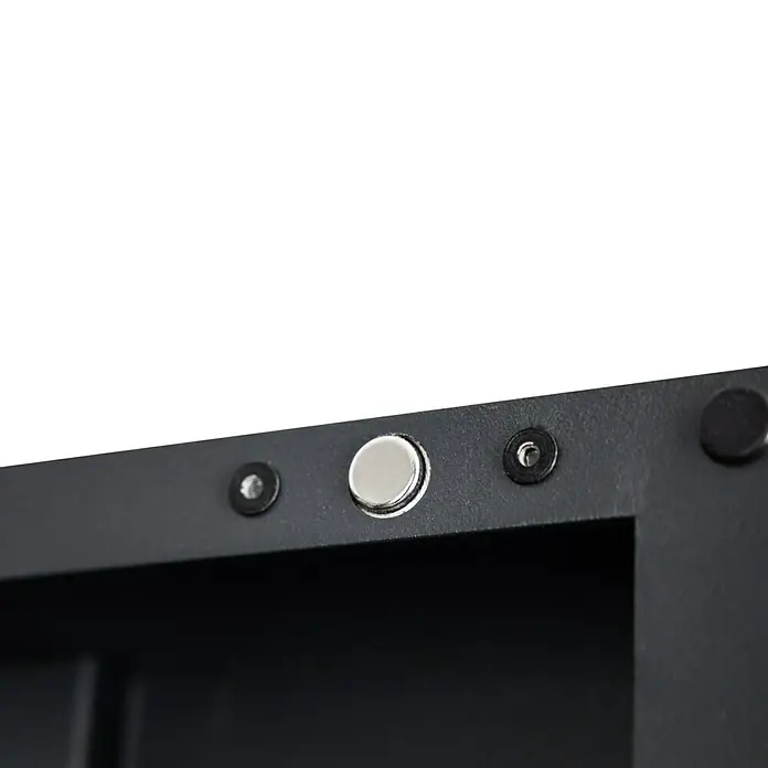 ToughBuilt Armario colgante - L x An x Al: 47 x 71 x 51 cm, Negro, Número de puertas: 2 ud. - Primer plano de una sección de una estantería de metal negro, con pomos redondeados y tornillos para mayor estabilidad.