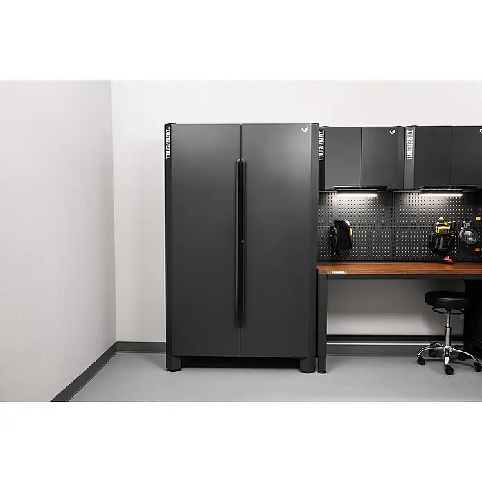 ToughBuilt Armario multiusos metálico - An x Al: 122 x 198 cm, Número de puertas: 2 ud. - Armario de herramientas negro ToughBuilt con dos puertas y un área de trabajo con herramientas al fondo.