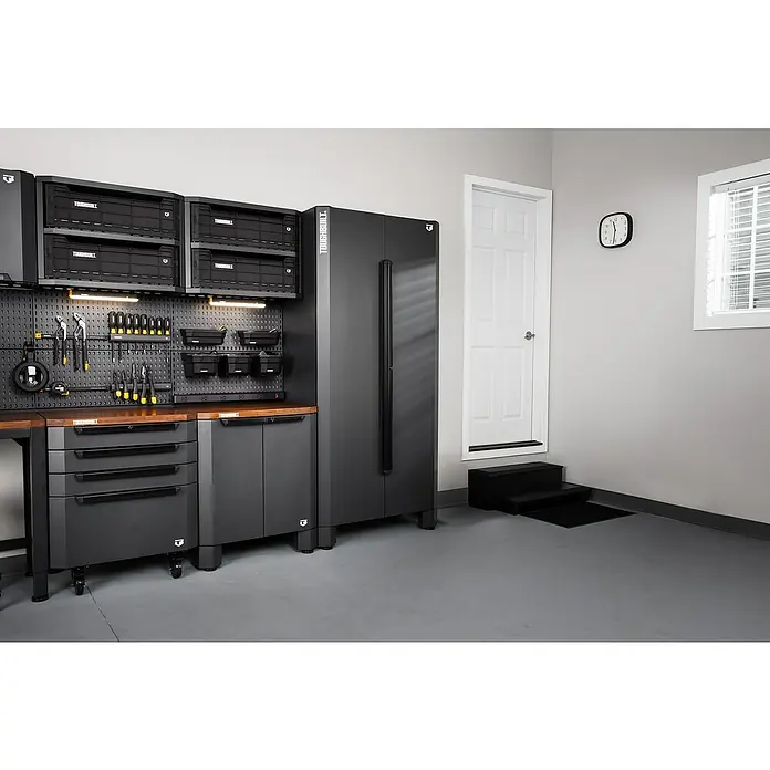 ToughBuilt Armario multiusos metálico - An x Al: 92 x 198 cm, Número de puertas: 2 ud. - Una configuración de garaje Toughbuilt que muestra gabinetes de herramientas, tablero perforado y un gabinete alto para almacenamiento adicional.