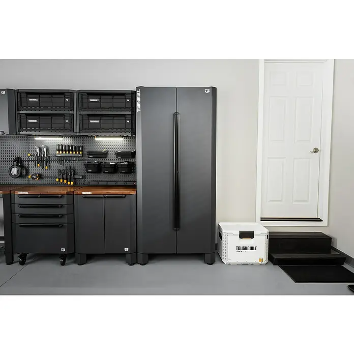 ToughBuilt Armario multiusos metálico - An x Al: 92 x 198 cm, Número de puertas: 2 ud. - Configuración de taller profesional que muestra armarios de herramientas y soluciones de almacenamiento ToughBuilt para un espacio organizado.