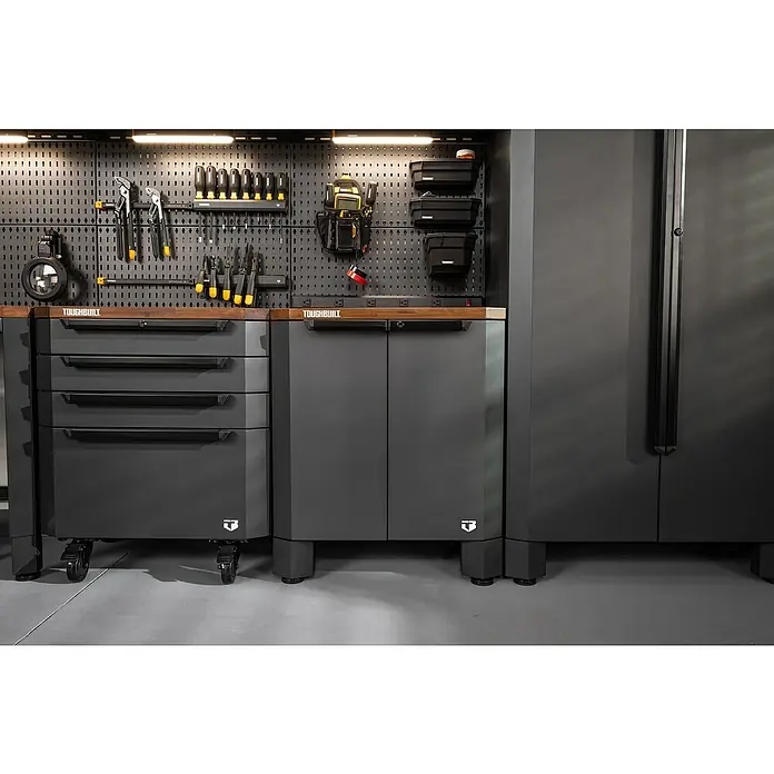 ToughBuilt Armario multiusos metálico - L x An x Al: 47 x 71 x 84 cm, Número de puertas: 2 ud. - Imagen de un conjunto de banco de trabajo Toughbuilt con cajones, armarios y pared de herramientas. Ideal para organizar tu taller.