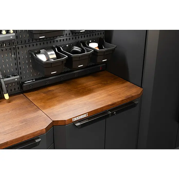 ToughBuilt Armario multiusos metálico - L x An x Al: 47 x 71 x 84 cm, Número de puertas: 2 ud. - Imagen del banco de trabajo ToughBuilt con una robusta tapa de madera, cajones y soluciones de almacenamiento para la organización del taller.