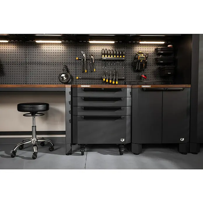 ToughBuilt Cajonera con ruedas - L x An x Al: 47 x 71 x 84 cm, Capacidad de carga: 181 kg, Número de cajones: 4 ud. - Banco de trabajo con panel portaherramientas y taburete con ruedas. Mucho espacio de almacenamiento y bien iluminado. Herramientas ordenadas.